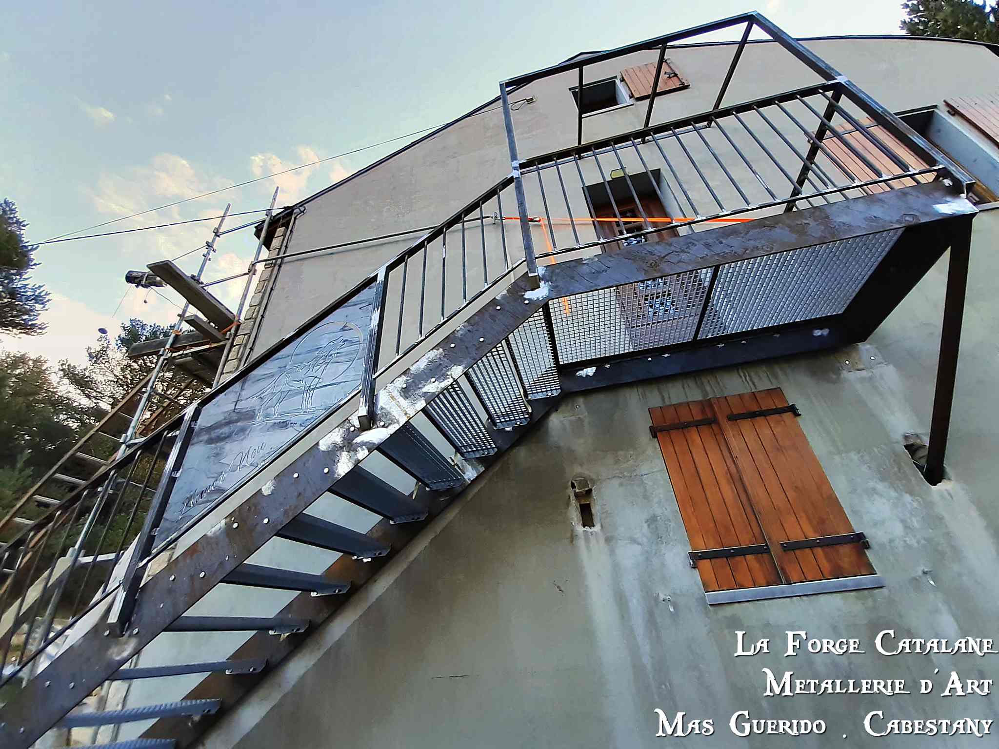 escalier en fer avec plateforme remplissage en caillebotis  forge catalane.jpg